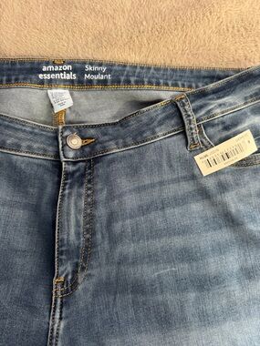 Amazon Essentials Women Skinny Jeans - Light Blue Wash